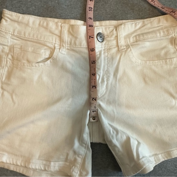 American Eagle white midi super stretch shorts size 6 - Picture 9 of 10
